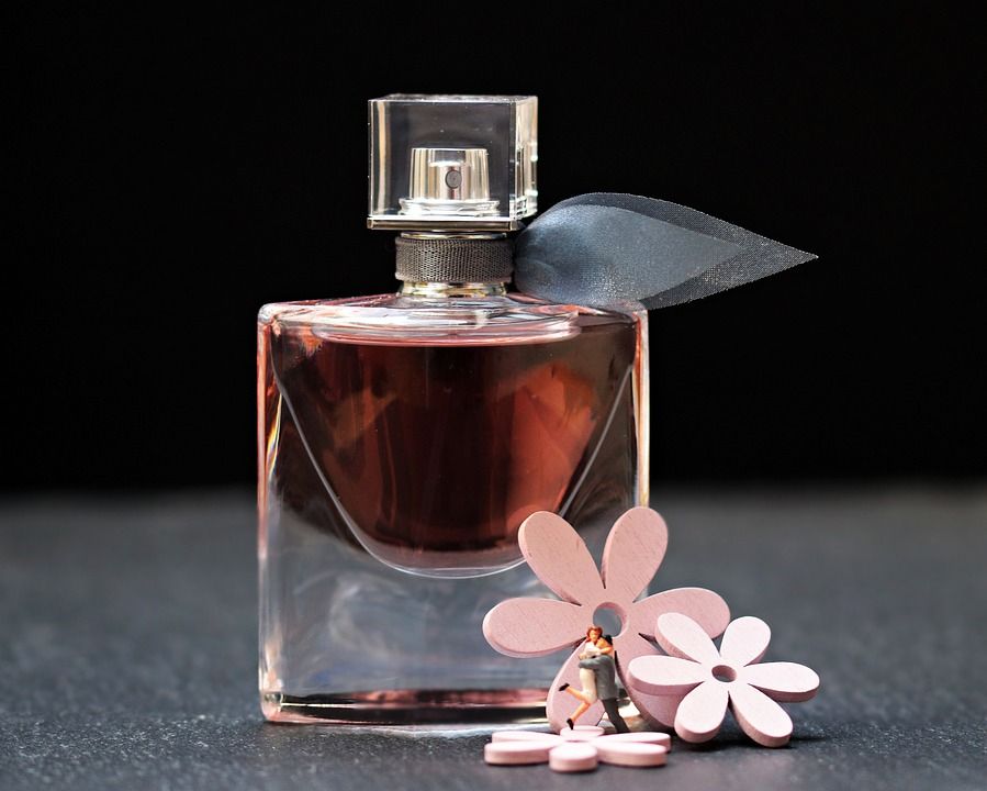 Jak wybrać perfumy, które nie opróżnią Twojego portfela?