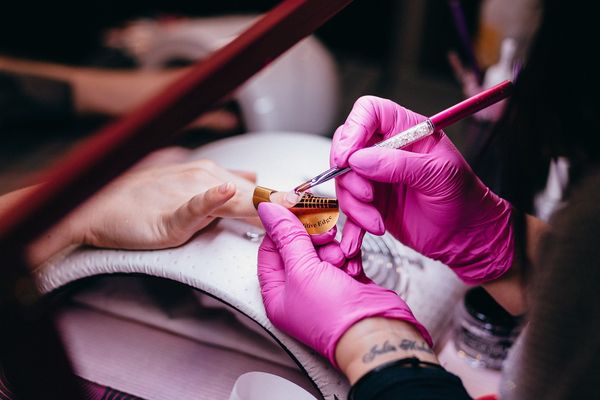 Manicure hybrydowy krok po kroku - jak używać zestawu do paznokci