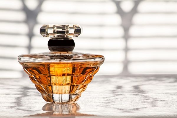 Zakupy online: Jak trafnie wybrać perfumy bez możliwości przetestowania?